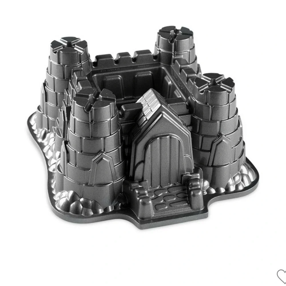 Nordic Ware Castle Bundt Cake Mold Pan 10 cup Excellent Condition